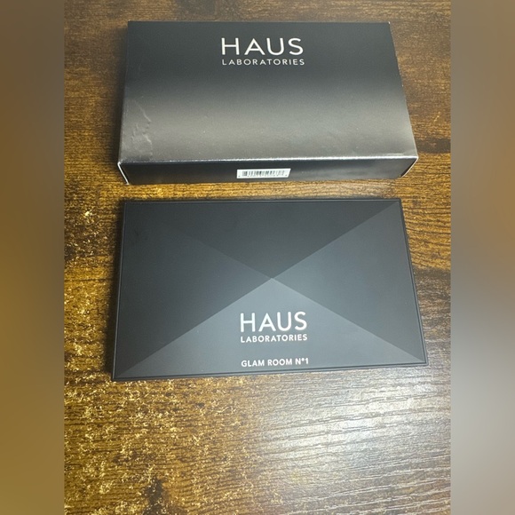 Haus Laboratories glam room no1 eyeshadow palette fame